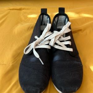 TOMs Bota black and white tie up shoes w7.5